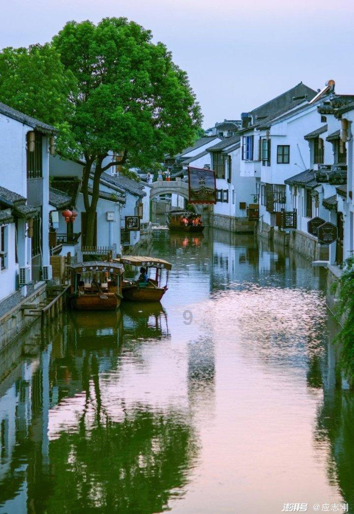 逃离残破的船只